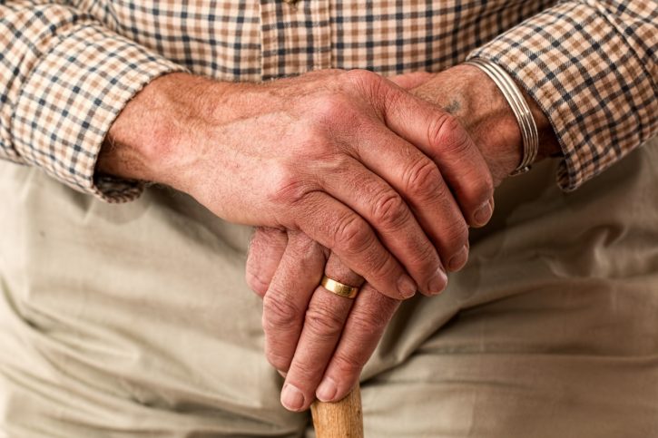 Tại sao người già khi bị cảm không nên cố chịu đựng?