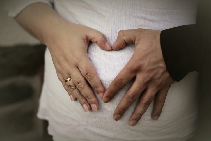 Mang thai 3 tháng đầu có nên quan hệ không?
